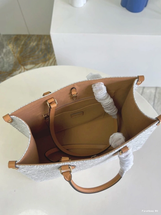 First bag LOUIS VUITTON MM ONTHEGO 0810